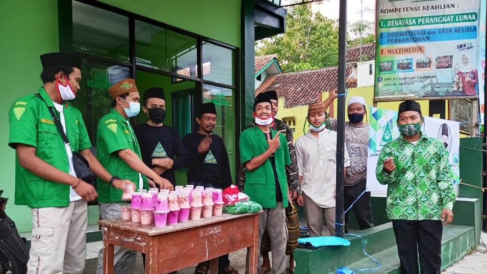 GP Ansor Cikatomas Bagikan Masker Dan Takjil Sembari Pasang Bendera Di