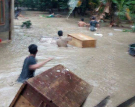 Desa Terendam Banser Kuningan Bantu Evakuasi Warga