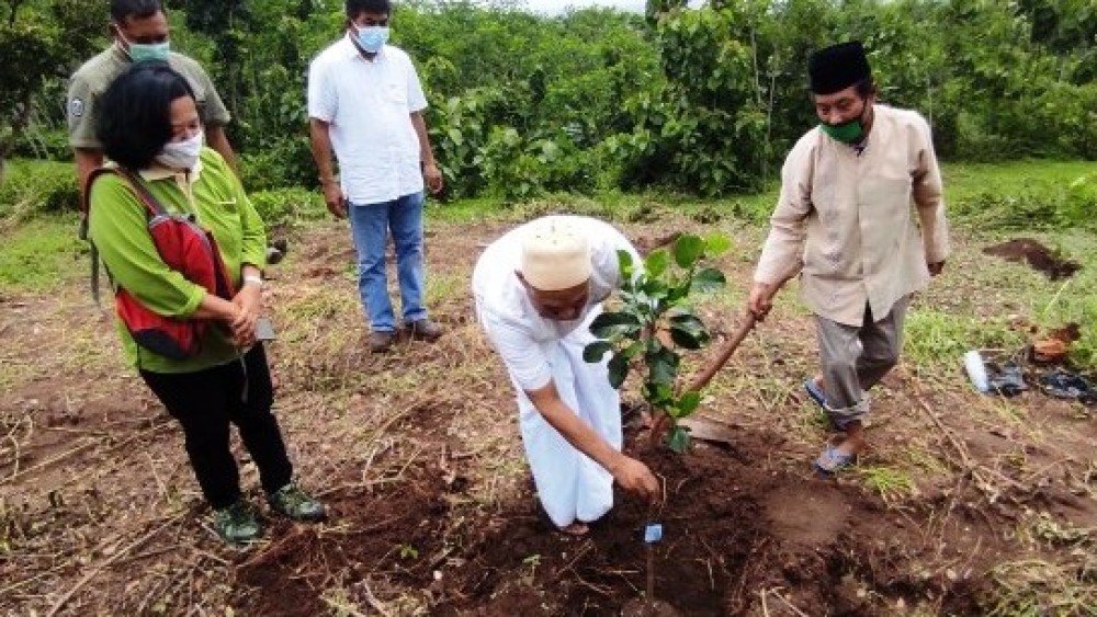 Peduli Lingkungan IAI Tri Bhakti Lirboyo Tanam Ratusan Pohon NU