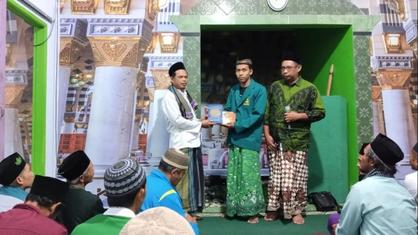 Elemen NU Blitar Salurkan Bantuan Al Quran Untuk Masjid Mushala NU