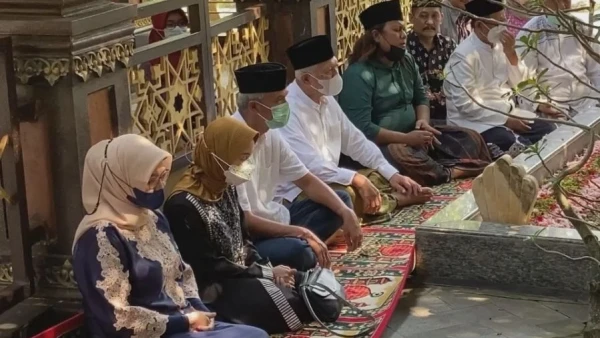 Gubernur Jawa Tengah Ganjar Pranowo Ziarah Makam Gus Dur Nu Online