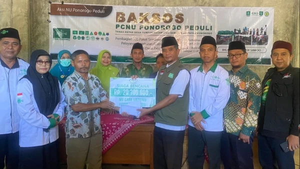 Bantu Korban Tanah Retak NU Peduli Ponorogo Bagikan Paket Sembako Dan