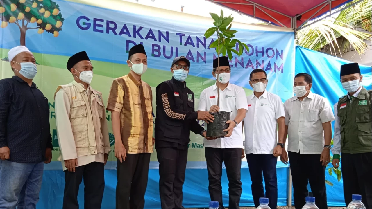 Jaga Lingkungan Hijau LPBI RMI Dan LTM NU Tangsel Tanam Pohon