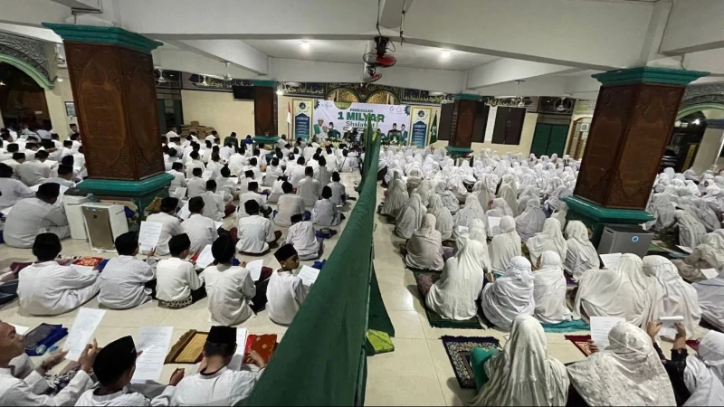 Ribuan Santri Pesantren Asshiddiqiyah Ikut Bacakan Miliar Shalawat