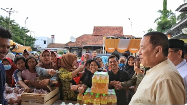 Arinal Djunaidi Luncurkan Pasar Murah Dan Beri Bantuan Bagi Masyarakat