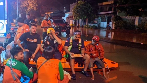 Tanggul Sungai Jebol LPBINU Mojokerto Bantu Evakuasi Warga Terdampak