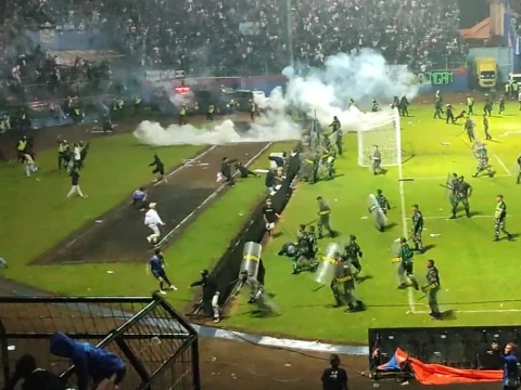 Kaleidoskop Orang Suporter Meninggal Di Stadion Kanjuruhan