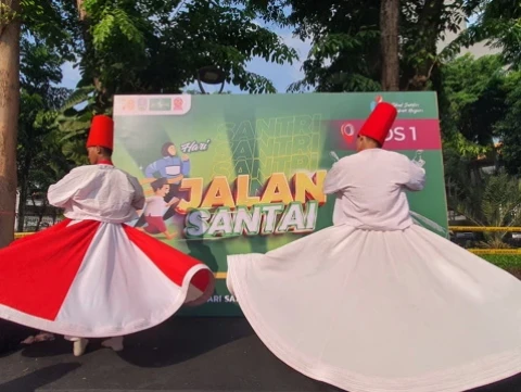 Tarian Sufi Tarik Perhatian Peserta Jalan Sehat Hari Santri 2023