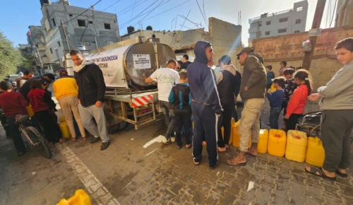 Warga Palestina menerima bantuan dari NU Care-LAZISNU