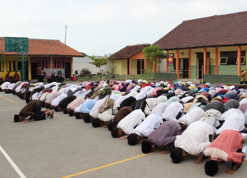 Siswa Rayakan Kelulusan Dengan Sujud Syukur