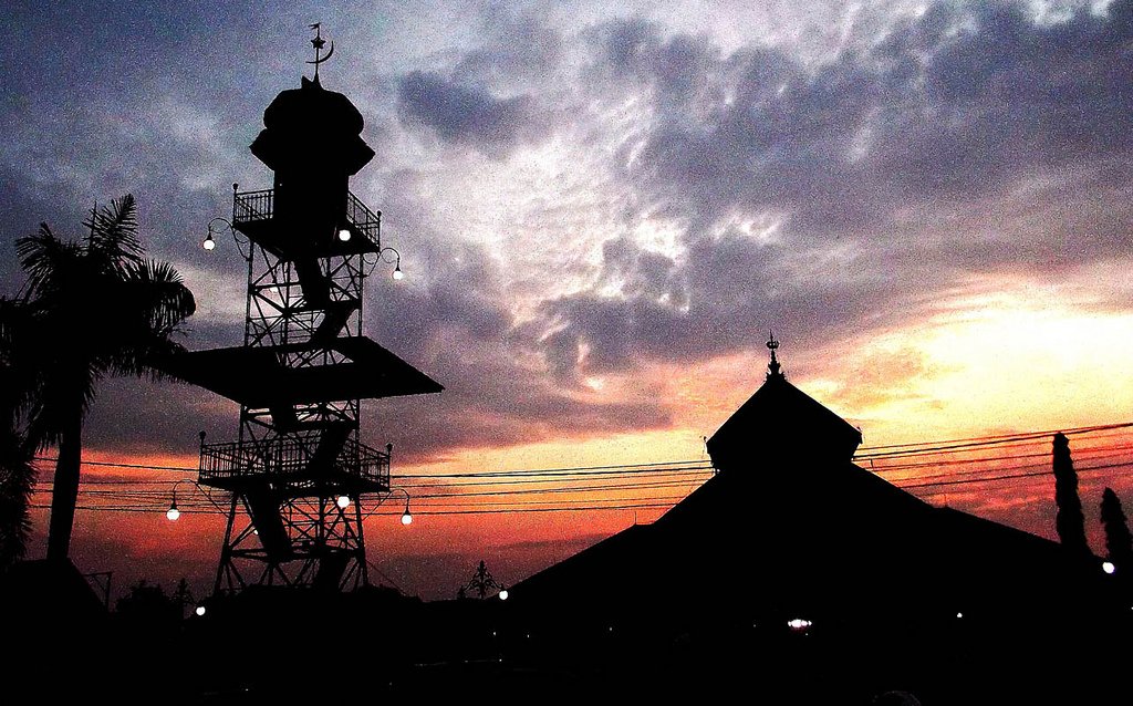 Siluet Masjid Di Tengah Senja Nusagates