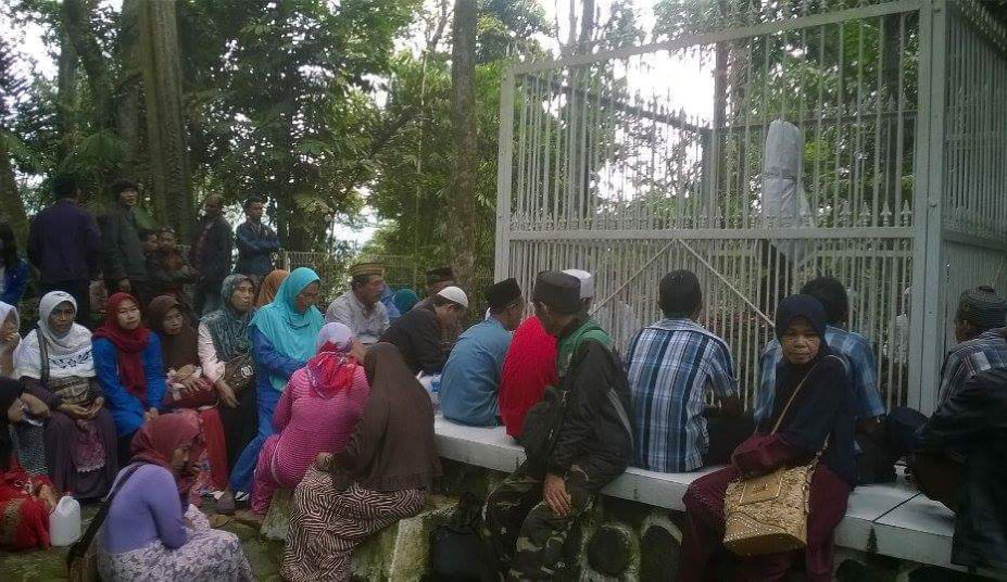 Meziarahi Makam Kasepuhan Raja Sumedang Jelang Ramadhan