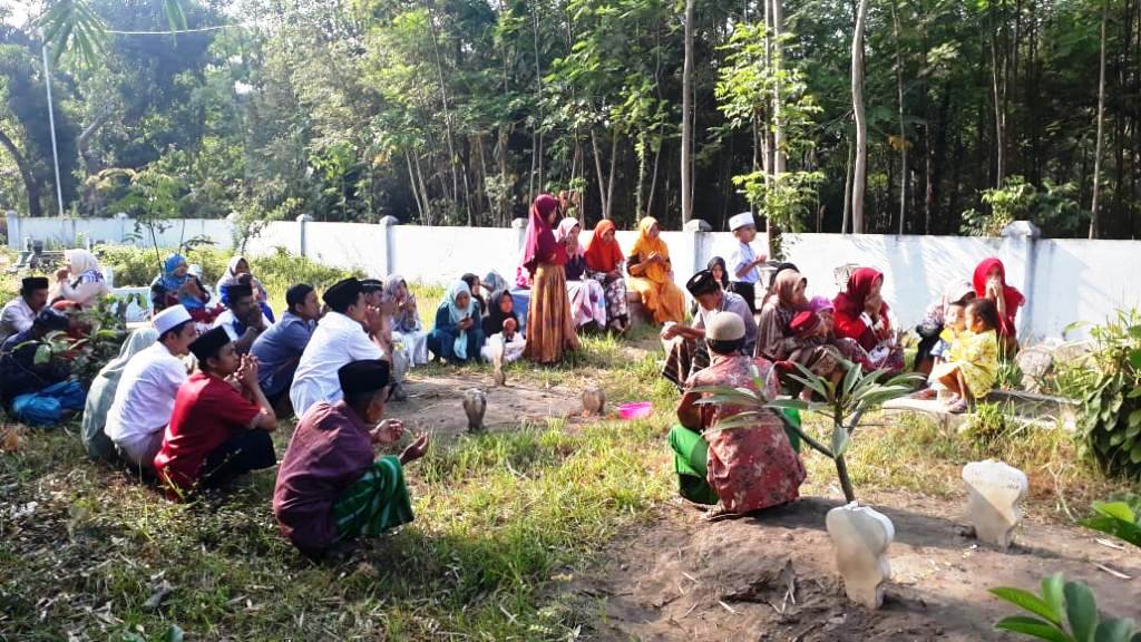 Tradisi Ziarah Kubur Warnai Perayaan Idul Adha