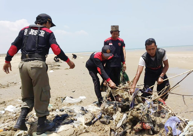 Hari Santri Ansor Banser Lasem Gelar Bersih Bersih Pantai