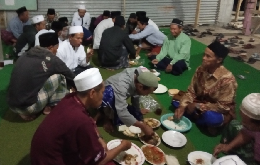 Mengenal Tradisi Ngambeng Selamatan Makan Bersama Di Masjid