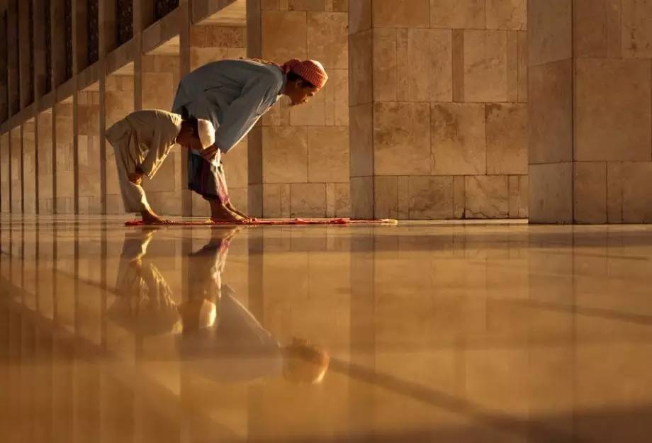 Formasi Barisan Shalat Imam Dengan Satu Makmum