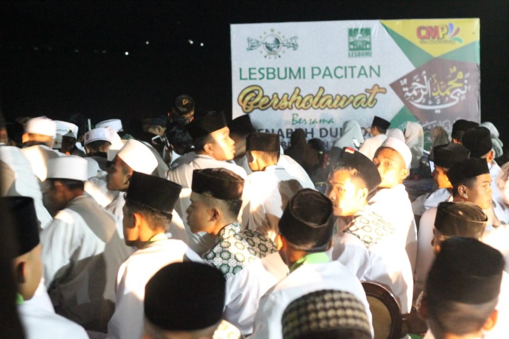 Lesbumi Pacitan Guyur Bukit Sentono Gentong Dengan Shalawat