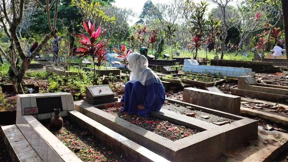Kala Kamis Petang, Ajak Keluarga untuk Ziarah Kubur | NU Online Jatim