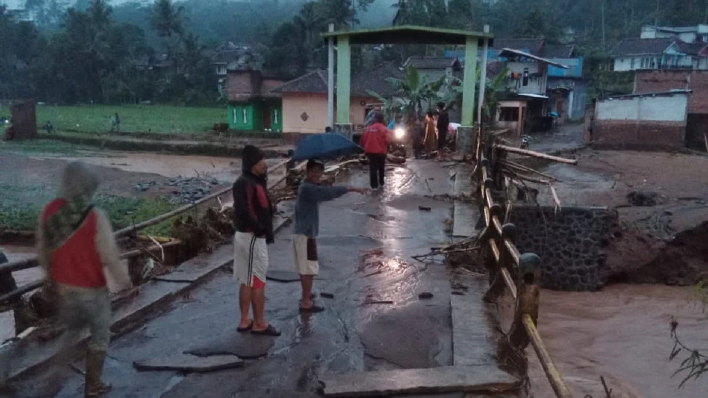 MIH Unitomo Kelas P 2021 Baksos Korban Banjir Bandang Lumajang