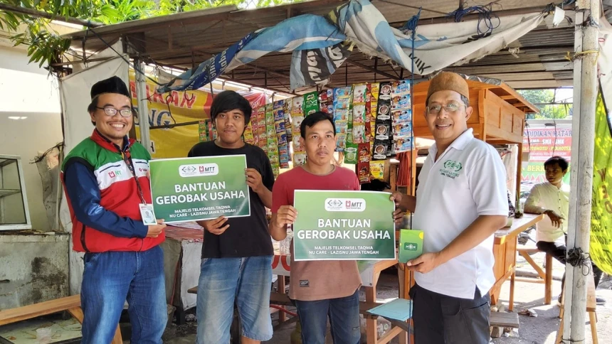 NU Care-LAZISNU Salurkan Gerobak dan Modal Usaha untuk UMKM Angkringan di Semarang