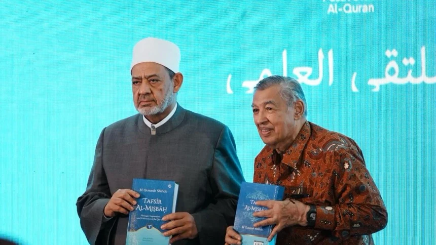 Perkuat Moderasi Islam, Prof Quraish Hadiahi Grand Syekh Al-Azhar Tafsir Al-Mishbah Berbahasa Inggris