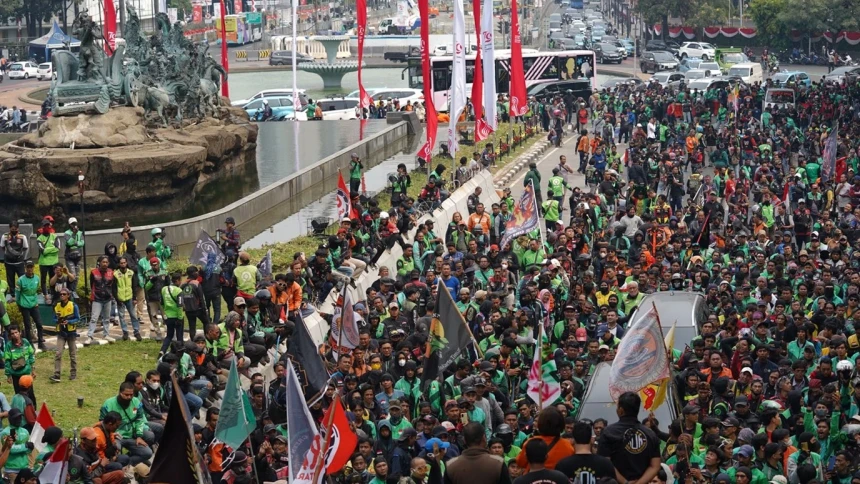 Ratusan Ojol Gelar Demonstrasi di Gedung Kementerian Kominfo, Ini Tuntutan Mereka