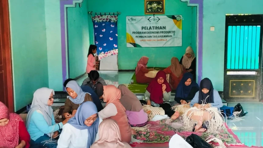 Berdayakan Ekonomi Masyarakat Kelas Bawah, LAZISNU Cilacap Gelar Pelatihan Pembuatan Tas Anyaman