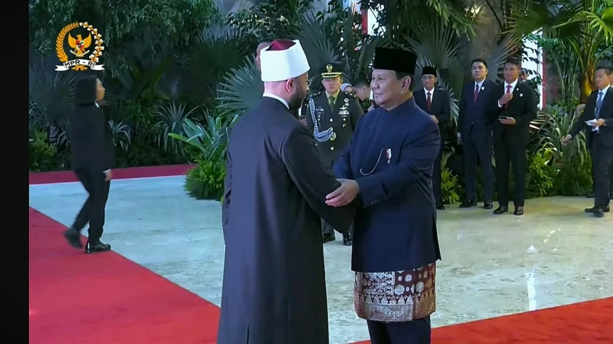 Prabowo Tiba di Gedung Nusantara Kenakan Pakaian Adat Betawi, Sambut Kedatangan Tamu Negara