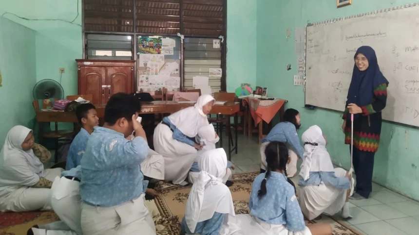 Pengalaman Rachmani Sakinah, Guru Muda yang Dampingi Anak Berkebutuhan Khusus Pakai Bahasa Isyarat