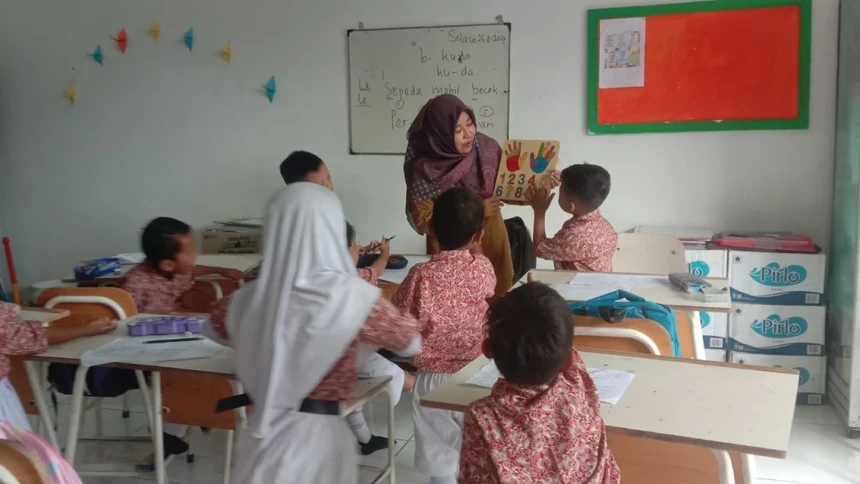 Latifah Arifiana, Guru Sekolah Inklusi di Surabaya yang Terus Tumbuhkan Potensi Anak Autis