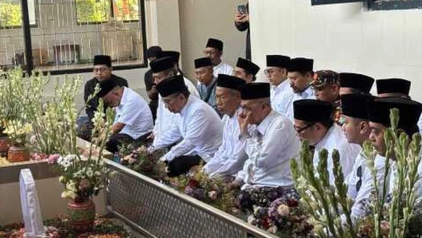 Gus Yahya Ziarahi Makam Pendiri Al Falah Ploso Jelang Pembukaan Munas dan Konbes NU 2026