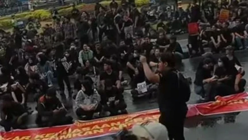 Pemuda di Malang Gelar Aksi Hari Sumpah Pemuda, Sampaikan Enam Tuntutan dan Satu Seruan