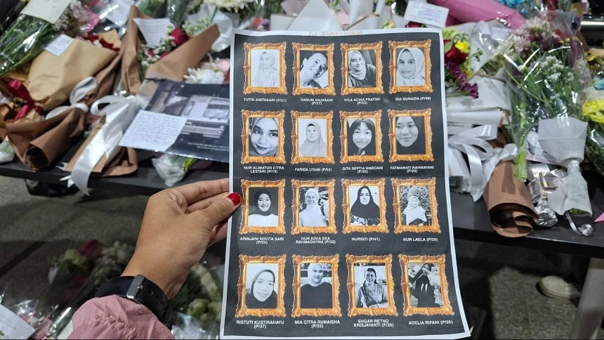 Suasana Duka di Stasiun Bekasi Timur, Warga Panjatkan Doa dan Berikan Bunga