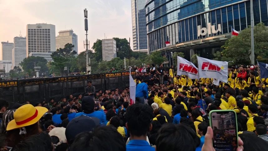 Massa Aksi dan Polisi Terlibat Adu Dorong, Pagar Besi Aparat di Thamrin Roboh