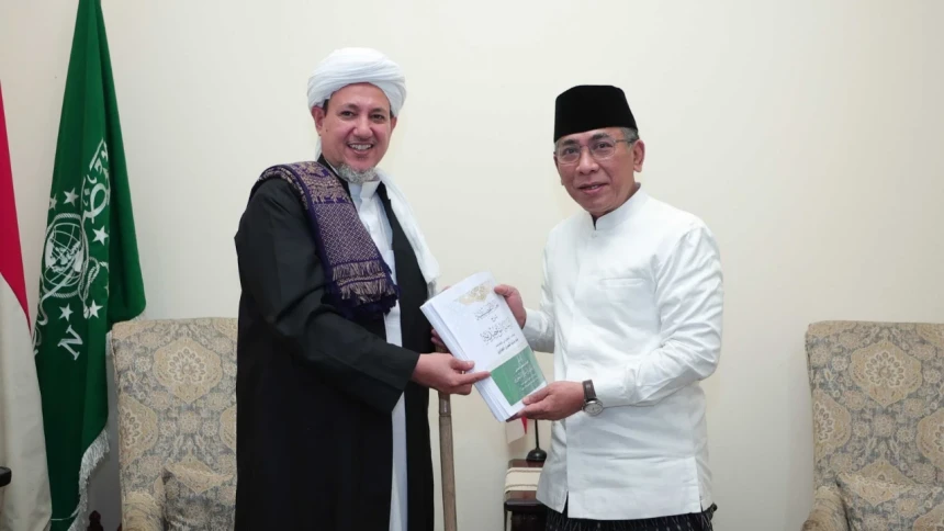 Temui Ketum PBNU, Syekh Yasir Al-Adni Hadiahkan Syarah atas Kitab Teologi karya Hadratussyekh