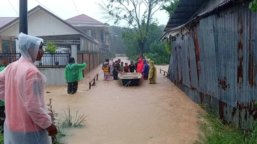 Hujan Deras Enam Jam, Banjir Kepung Tiga Kecamatan di Kota Padang