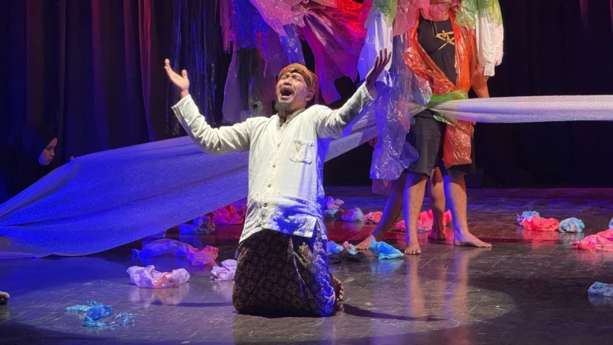 Teater Ubruk dari Banten Angkat Isu Sampah Plastik di Festival Internasional Pakistan