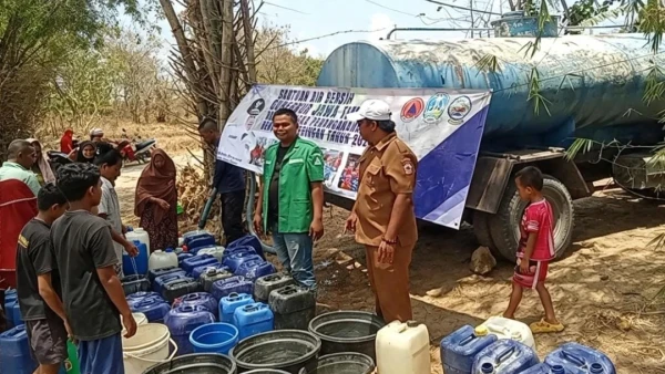 Kekeringan Melanda, GP Ansor di Bangkalan Ikut Terlibat Penyaluran Air Bersih