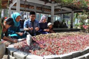 Mudik, Menakertrans Ziarahi Makam Gus Dur