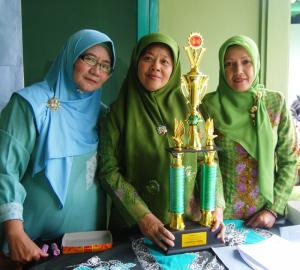 Muslimat Ciamis Pamerkan Piala Lomba Mars