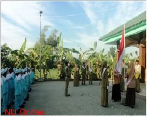 NU school uses &quot;Krama Inggil&quot; during flag raising ceremony