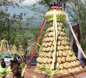 Tujuh Gunungan Meriahkan Tradisi Rayahan Kupat