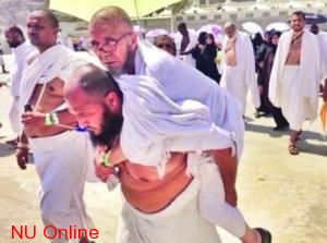 Egyptian who carried elderly Haji on back becomes a Twitter