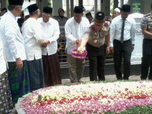 Hasyim Muzadi Ziarah Makam Mbah Hasyim di Jombang