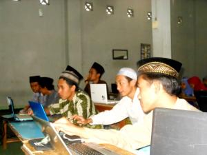 Giatkan Bahtsul Masail, Santri Belajar Operasikan Kitab Digital