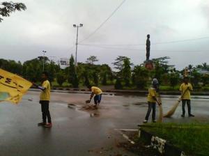 “Sentil” Dinas Kebersihan, PMII IAIN Pontianak Bersih-Bersih Jalan Raya