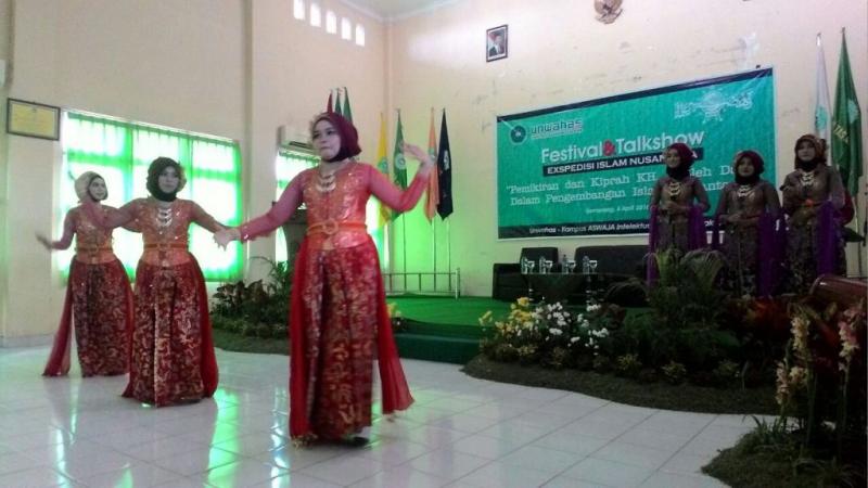 Mahasiswi Thailand Menari dan Menyanyi Gambang Semarang