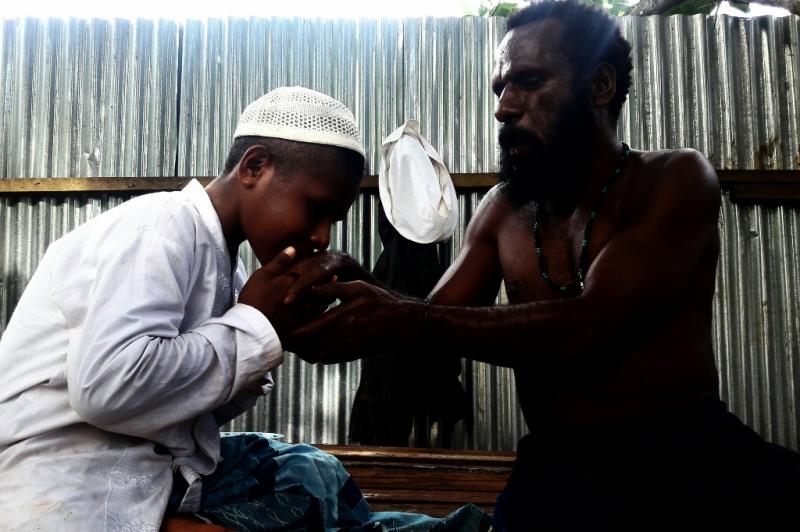Meski Beda Agama, Seorang Ayah di Papua Dukung Anaknya Nyantri