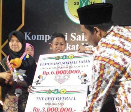 Santri wins gold medal in biology in National Madrasah Science Competition