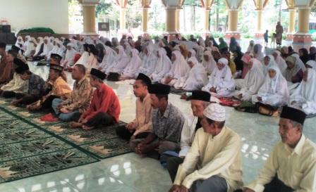 Ratusan Warga Terima Santunan di Pesantren Tebuireng